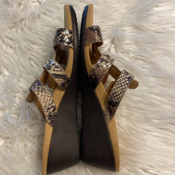 VIONIC Sandals size 8 BNWOT please see all photos adjustable stripes - Picture 9 of 16